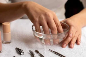 Main qui retire les capsules press-on sans abîmer ses ongles