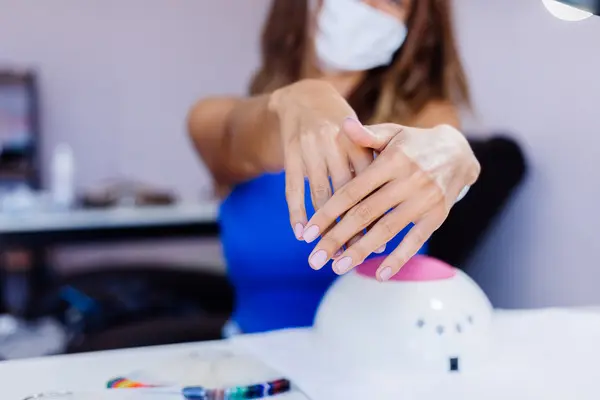 Press-on nails vs gel comparaison pour débutante