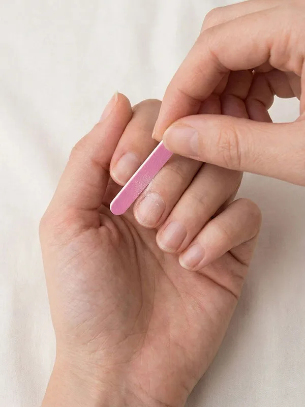 Matifier la surface de l’ongle naturel