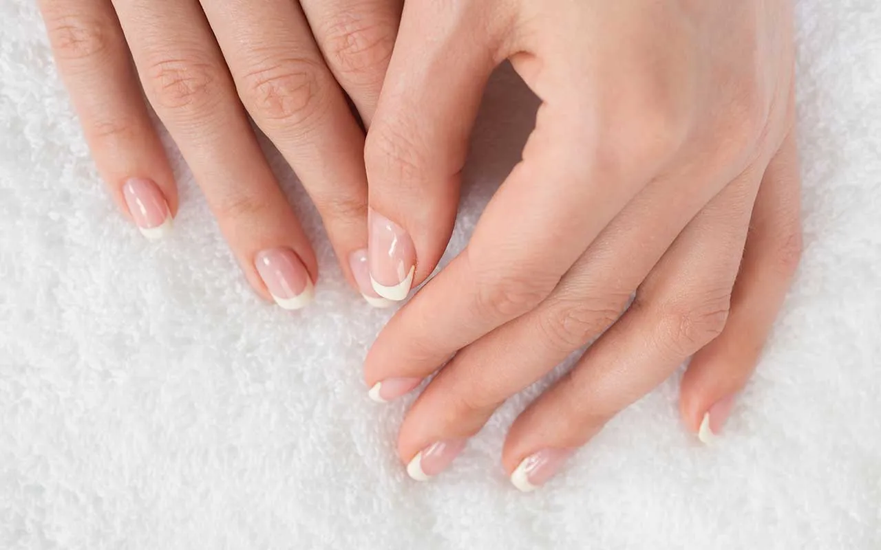 French manucure avec faux ongles press-on Nailscaps