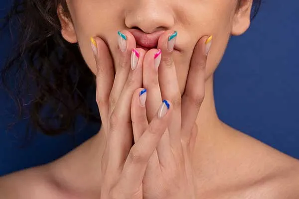 femme-avec-une-belle-manucure