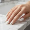 Éclat Floral Doré faux ongles blancs et dorés NailsCaps