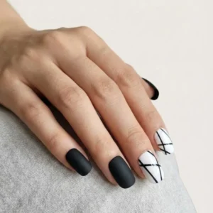 Urban Abstract faux ongles noirs et blancs géométriques NailsCaps