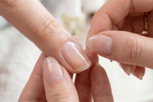 Pose de patchs adhésifs gel pads pour faux ongles.