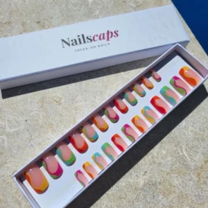 Faux ongles press-on colorés avec motifs ondulés multicolores rose, orange, vert, bleu et jaune sur base nude en forme carrée