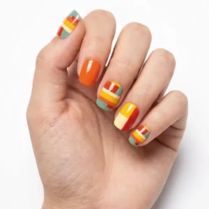 Faux ongles press-on rétro colorés avec motifs graphiques orange jaune rouge et vert sauge sur forme carrée courte