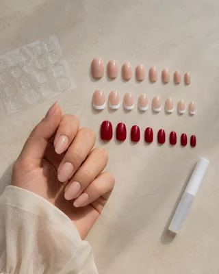 Femme choisissant entre pads adhésifs et colle pour ses faux ongles press-on