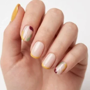 Faux ongles press-on French jaune sur base nude avec motifs abstraits vert sauge, bordeaux et blanc en forme carrée