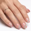 Faux ongles press-on French arc-en-ciel pastel sur base nude avec fines lignes multicolores en forme carrée