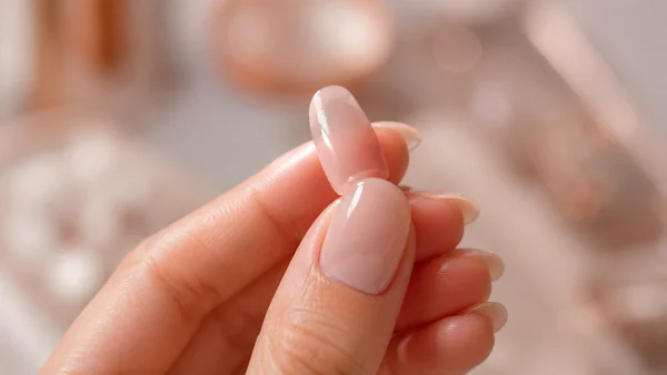 Capsule de press-on nail premium transparente illustrant la qualité et la flexibilité d'un faux ongle moderne.