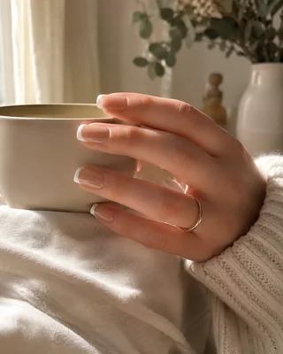Press-on nails portés au quotidien avec une tenue longue