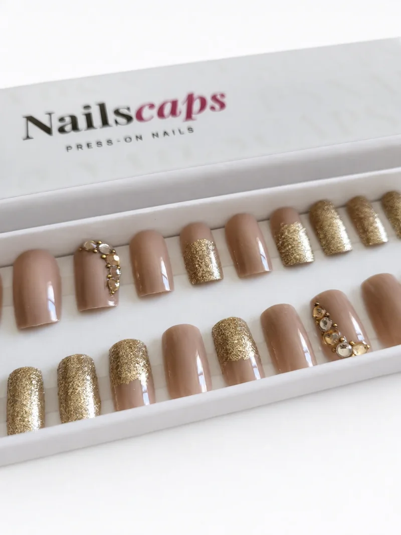 Faux ongles courts Nude Gold nude taupe avec paillettes dorées et strass