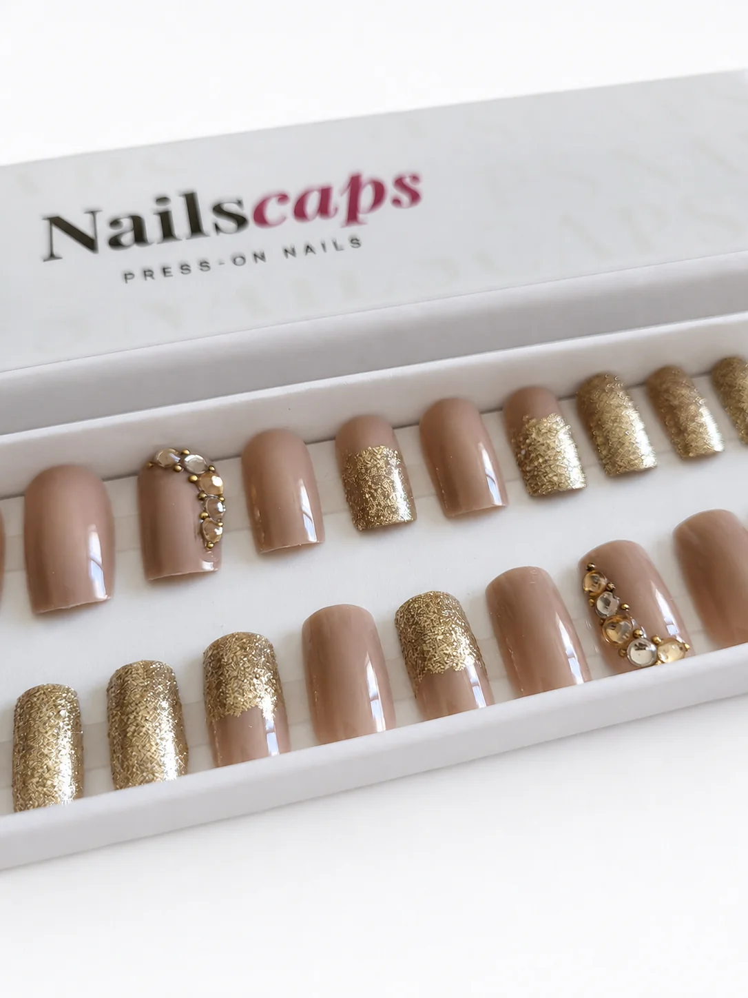 Faux ongles courts Nude Gold nude taupe avec paillettes dorées et strass