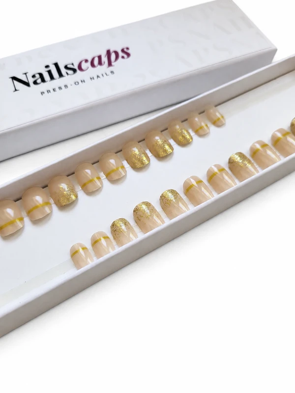 Capsules press-on Éclat d’Or nude et dorées en forme carrée courte
