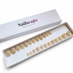 Faux ongles press-on courts Éclat d’Or nude avec paillettes et détails dorés NailsCaps
