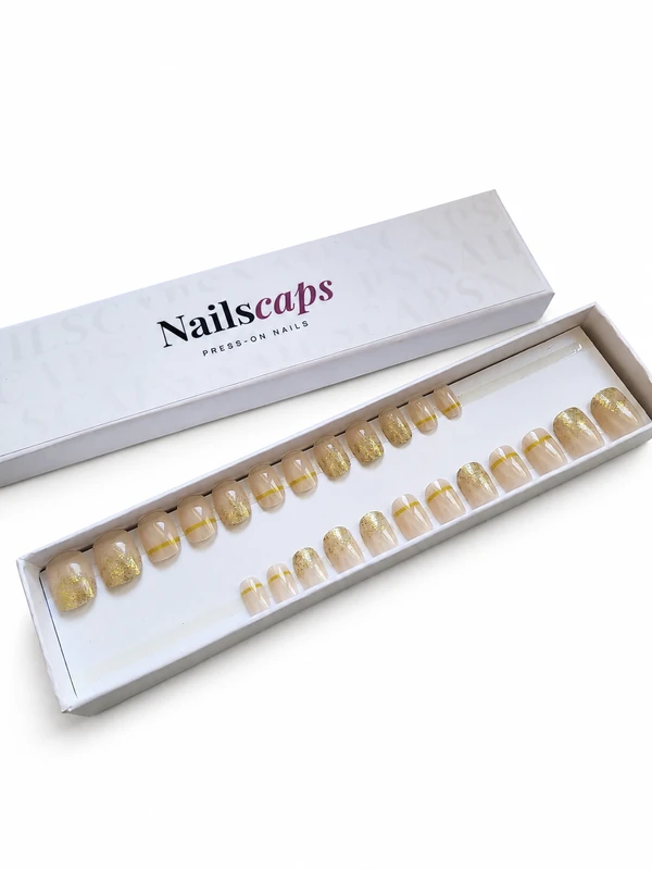 Faux ongles press-on courts Éclat d’Or nude avec paillettes et détails dorés NailsCaps