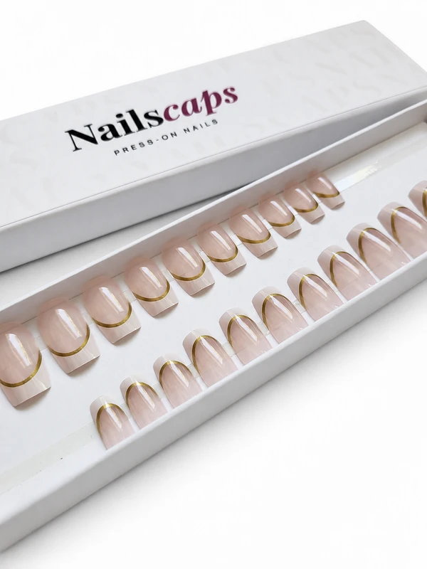 Faux ongles French dorée Golden Line avec base nude rosé translucide