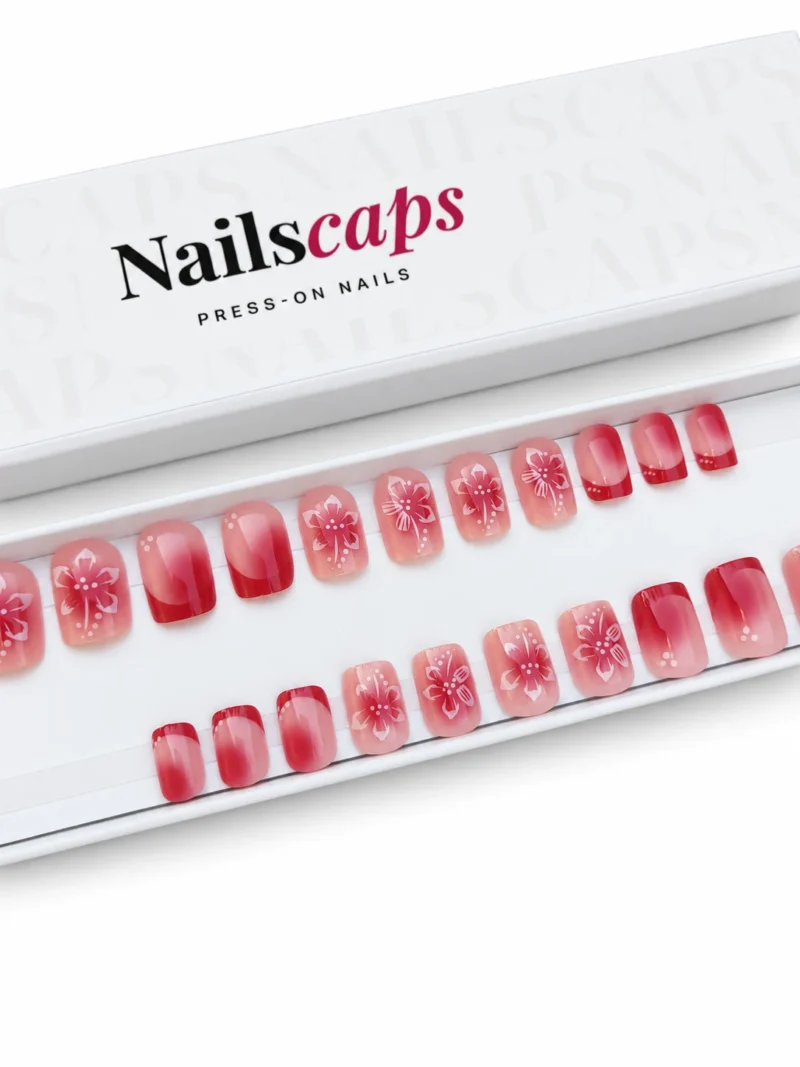 aux ongles fleurs rouges et French rouge forme carrée